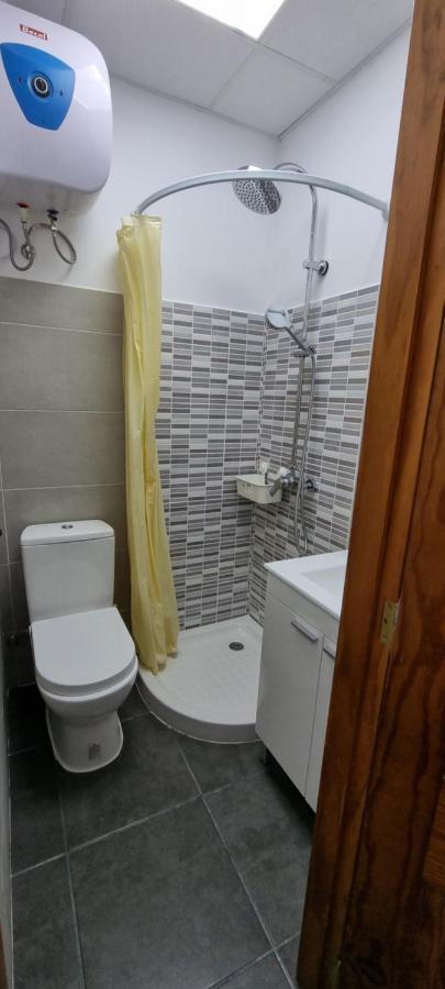 Albergue Cristina Habitaciones Con Bano Privado Y Mini Cocina Corralejo Exterior photo